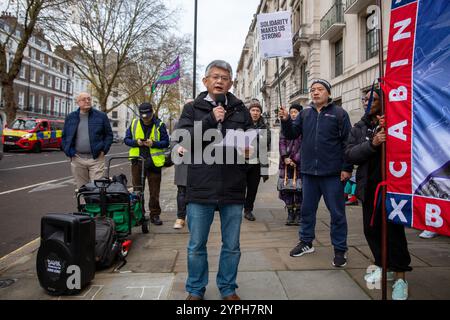 London, UK, 30. November 2024. Ein Aktivist hält eine Rede bei einer Demonstration. Vor der chinesischen Botschaft in Zentral-London findet ein von Gewerkschaften organisierter Protest statt. Die Demonstranten fordern die Freilassung von 45 inhaftierten Pro-Demokratie-Aktivisten, die kürzlich in Hongkong nach dem nationalen Sicherheitsgesetz der Stadt verurteilt wurden. Quelle: James Willoughby/ALAMY Live News Stockfoto