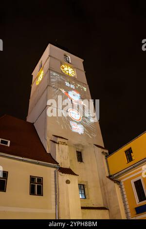 Der Stadtturm bei Nacht, auf dem kleinen Platz in Sibiu, Rumänien, weihnachtlich beleuchtet den Stadtturm bei Nacht Stockfoto