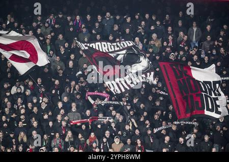 Rotterdam, Nederland. November 2024 30. ROTTERDAM, 30-11-2024, Stadion de Kuip, Saison 2024/2025, niederländischer Eredivisie Football. Spiel zwischen Feyenoord und Fortuna Sittard, Feyenoord Fans im Stand Credit: Pro Shots/Alamy Live News Stockfoto