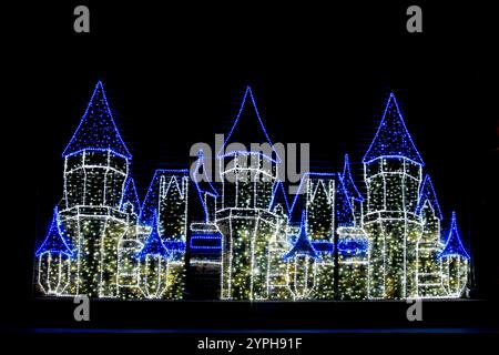 Weihnachtsdekoration. Weihnachtslichter in Form eines Schlosses Stockfoto