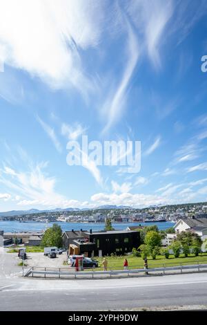 Tromso, Norwegen - 07.04.2024: Cirrus Wolken am blauen Himmel über Tromso, Norwegen Stockfoto