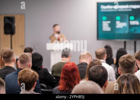 Das Publikum hört während der Geschäftspräsentation in einem Konferenzraum dem Sprecher zu. Konzentrieren Sie sich auf emotionale Mitarbeiterbindung und Kommunikation Stockfoto