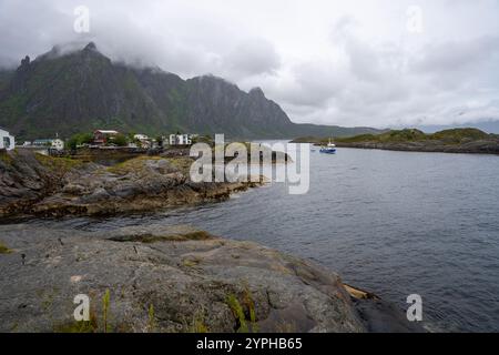 Blick auf die norwegische Stadt Svolvaer auf den Lofoten-Inseln, Norwegen Stockfoto