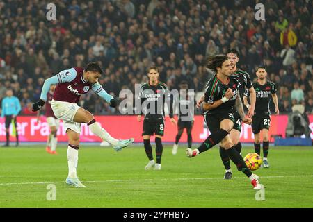 London Stadium, London, Großbritannien. November 2024 30. Premier League Football, West Ham United gegen Arsenal; Lucas Paqueta von West Ham United macht einen Schuss, der von Riccardo Calafiori aus Arsenal blockiert wird. Beschreibung: Action Plus Sports/Alamy Live News Stockfoto