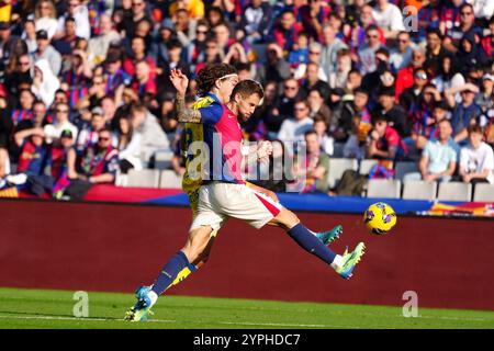 30. November 2024; Estadi Olimpic Lluis Companys, Barcelona, Spanien, Spanisch La Liga Fußball, Barcelona gegen Las Palmas; Martinez FC Barcelona am Ball Stockfoto