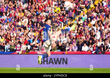 30. November 2024; Estadi Olimpic Lluis Companys, Barcelona, Spanien, spanischer La Liga Football, Barcelona gegen Las Palmas; Lewandowski FC Barcelona, um den Ball zu kontrollieren Stockfoto