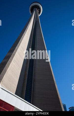 Blick auf den CN Tower auf dem Brenner Boulevard in der Innenstadt von Toronto, Ontario, Kanada Stockfoto