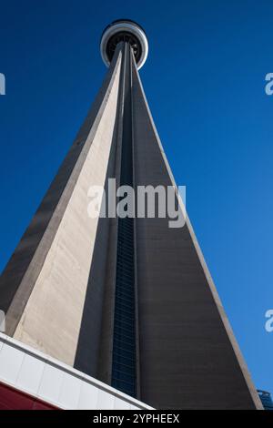 Blick auf den CN Tower auf dem Brenner Boulevard in der Innenstadt von Toronto, Ontario, Kanada Stockfoto