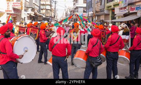 Beawar, Rajasthan, Indien, 29. November 2024: Künstler der punjabi-Band treten während ihrer Initiationszeremonie in Beawar in einer Wagenprozession des 28-jährigen Softwareingenieurs Harshali Kothari auf. Harshali kündigt seine Tätigkeit mit einem jährlichen Paket von 3,2 Mio. INR auf und wird zu Sadhvi (jain Nonne). Die Beawar-Bewohner Ashok Kothari und Usha Kotharis Tochter Harshali entschieden sich, nicht zu heiraten und übernahmen auch das Zölibat-Gelübde. Sie wird ihre Familie und andere Verwandte verlassen, um am 3. Dezember ein einfaches Sadhvi-Leben zu adoptieren. Quelle: Sumit Saraswat / Alamy Live News Stockfoto