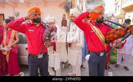 Beawar, Rajasthan, Indien, 29. November 2024: Künstler der punjabi-Band treten während ihrer Initiationszeremonie in Beawar in einer Wagenprozession des 28-jährigen Softwareingenieurs Harshali Kothari auf. Harshali kündigt seine Tätigkeit mit einem jährlichen Paket von 3,2 Mio. INR auf und wird zu Sadhvi (jain Nonne). Die Beawar-Bewohner Ashok Kothari und Usha Kotharis Tochter Harshali entschieden sich, nicht zu heiraten und übernahmen auch das Zölibat-Gelübde. Sie wird ihre Familie und andere Verwandte verlassen, um am 3. Dezember ein einfaches Sadhvi-Leben zu adoptieren. Quelle: Sumit Saraswat / Alamy Live News Stockfoto