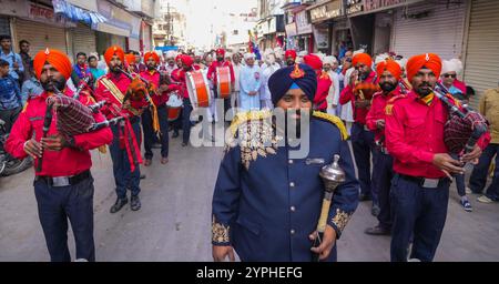 Beawar, Rajasthan, Indien, 29. November 2024: Künstler der punjabi-Band treten während ihrer Initiationszeremonie in Beawar in einer Wagenprozession des 28-jährigen Softwareingenieurs Harshali Kothari auf. Harshali kündigt seine Tätigkeit mit einem jährlichen Paket von 3,2 Mio. INR auf und wird zu Sadhvi (jain Nonne). Die Beawar-Bewohner Ashok Kothari und Usha Kotharis Tochter Harshali entschieden sich, nicht zu heiraten und übernahmen auch das Zölibat-Gelübde. Sie wird ihre Familie und andere Verwandte verlassen, um am 3. Dezember ein einfaches Sadhvi-Leben zu adoptieren. Quelle: Sumit Saraswat / Alamy Live News Stockfoto