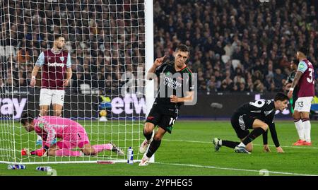 London, Großbritannien. November 2024 30. Leandro Trossard von Arsenal feiert, nachdem er seinem Team das 2. Tor erzielt hat. Premier League Spiel, West Ham Utd gegen Arsenal im London Stadium, Queen Elizabeth Olympic Park in London am Samstag, den 30. November 2024. Dieses Bild darf nur für redaktionelle Zwecke verwendet werden. Foto nur für redaktionelle Verwendung von Sandra Mailer/Andrew Orchard Sportfotografie/Alamy Live News Credit: Andrew Orchard Sportfotografie/Alamy Live News Stockfoto