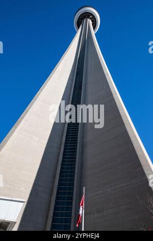 Blick auf den CN Tower auf dem Brenner Boulevard in der Innenstadt von Toronto, Ontario, Kanada Stockfoto