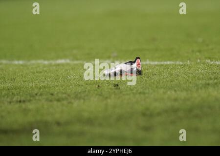 Rotterdam, Nederland. November 2024 30. ROTTERDAM, 30-11-2024, Stadion de Kuip, Saison 2024/2025, niederländischer Eredivisie Football. Spiel zwischen Feyenoord und Fortuna Sittard, Schuh auf dem Spielfeld während des Spiels Credit: Pro Shots/Alamy Live News Stockfoto