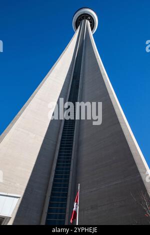 Blick auf den CN Tower auf dem Brenner Boulevard in der Innenstadt von Toronto, Ontario, Kanada Stockfoto