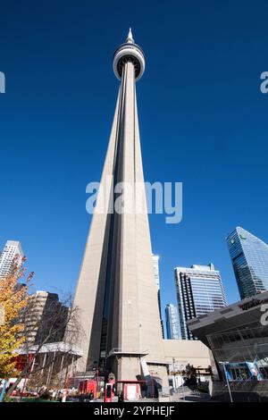 Blick auf den CN Tower auf dem Brenner Boulevard in der Innenstadt von Toronto, Ontario, Kanada Stockfoto