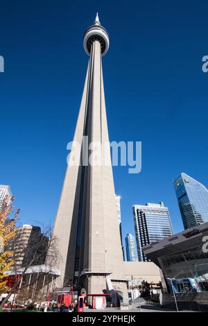 Blick auf den CN Tower am Bremner Boulevard in der Innenstadt von Toronto, Ontario, Kanada Stockfoto