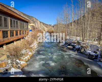 Denver, Colorado, USA. November 2024 30. Ein gefrorener Clear Creek fließt am Samstag, dem 30. November 2024 durch Georgetown, Colorado. (Kreditbild: © Jesse Paul/Colorado Sun via ZUMA Press Wire) NUR REDAKTIONELLE VERWENDUNG! Nicht für kommerzielle ZWECKE! Stockfoto