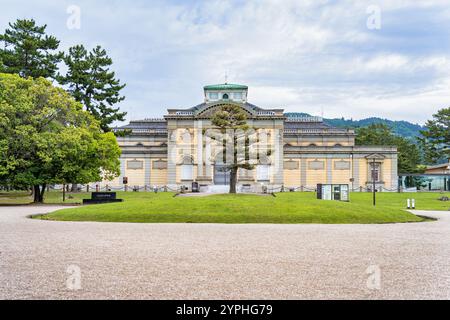 Vorderansicht des Nara National Museum Gebäudes im Nara Park, Japan. Stockfoto