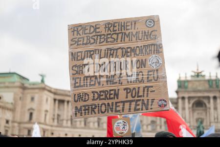 20241130 Demo Macht euch bereit WIEN, OESTERREICH - 30. NOVEMBER: TeilnehmerInnen der von der Polizei untersagte Gross-Demonstration bzw. Standkundgebung unter dem MOTTO -für unser Oesterreich - Nein zur Zuckerl-Koalition- und -für Frieden und Neutralitaet- als Reaktion unter anderem auf die juengsten politischen Ereignisse am Wiener Heldenplatz am 30. November 2024 in Wien, Oesterreich. 241130 SEPA 17 005 Copyright: XIsabellexOuvrardx SEPAxMedia Stockfoto