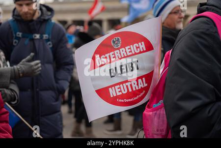 20241130 Demo Macht euch bereit WIEN, OESTERREICH - 30. NOVEMBER: TeilnehmerInnen der von der Polizei untersagte Gross-Demonstration bzw. Standkundgebung unter dem MOTTO -für unser Oesterreich - Nein zur Zuckerl-Koalition- und -für Frieden und Neutralitaet- als Reaktion unter anderem auf die juengsten politischen Ereignisse am Wiener Heldenplatz am 30. November 2024 in Wien, Oesterreich. 241130 SEPA 17 016 Copyright: XIsabellexOuvrardx SEPAxMedia Stockfoto