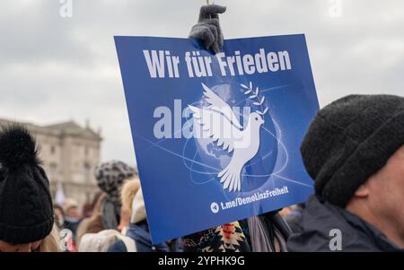 20241130 Demo Macht euch bereit WIEN, OESTERREICH - 30. NOVEMBER: TeilnehmerInnen der von der Polizei untersagte Gross-Demonstration bzw. Standkundgebung unter dem MOTTO -für unser Oesterreich - Nein zur Zuckerl-Koalition- und -für Frieden und Neutralitaet- als Reaktion unter anderem auf die juengsten politischen Ereignisse am Wiener Heldenplatz am 30. November 2024 in Wien, Oesterreich. 241130 SEPA 17 015 Copyright: XIsabellexOuvrardx SEPAxMedia Stockfoto