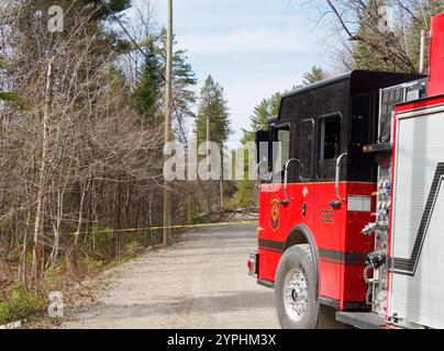 Feuerwehrauto blockiert eine Straße. Rawdon, Quebec, Kanada Stockfoto