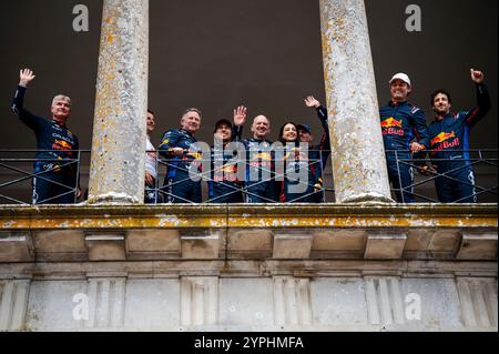 20 Jahre Red Bull Racing Feiern auf Goodwood FOS 2024 mit D. Coulthard, S. Perez, M.. Verstappen, M.. Webber, D. Ricciardo, A. Newey, C. Horner & Co. Stockfoto