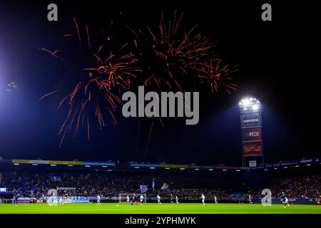 Zwolle, Niederlande. November 2024 30. ZWOLLE, 30-11-2024, MAC3PARK Stadium, Football, Eredivisie, Saison 2024/2025, während des Spiels PEC Zwolle - Sparta, Feuerwerk außerhalb des Stadions während des Spiels Credit: Pro Shots/Alamy Live News Stockfoto