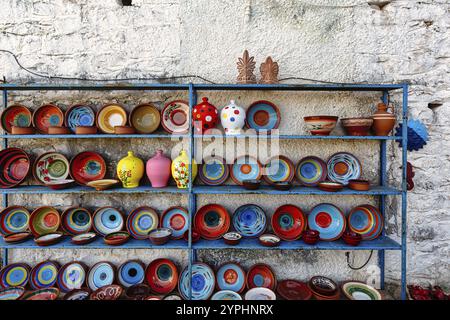 Farbenfrohe Keramik, Außenregal, Töpferwaren, Souvenirladen im Dorf Pyrgos Dirou, Mani, Griechenland, Europa Stockfoto