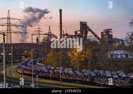 Hochofen Schwelgern 1 und 2, Bandstahlspulen, auf Güterwaggons, im ThyssenKrupp Stahlwerk Schwelgern in Duisburg-Marxloh, Teil des br Stockfoto