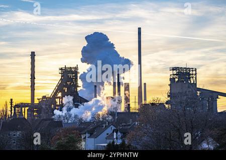 Hochofen Schwelgern 1 und 2, ThyssenKrupp Stahlwerk Schwelgern in Duisburg-Marxloh gehört zum Stahlwerk Bruckhausen, Löschwolke o Stockfoto