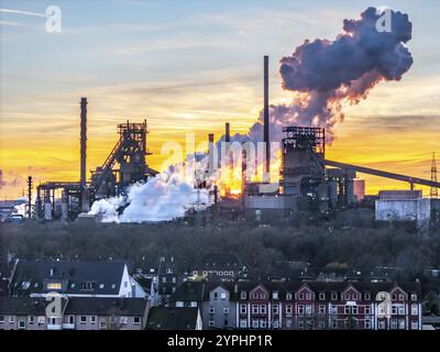 Hochöfen Schwelgern 1 und 2, Wohngebäude Duisburg-Marxloh, Löschwolke der Kokerei Schwelgern, ThyssenKrupp Steel, Stockfoto