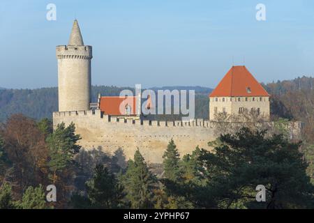 Mittelalterliche Burg mit roten Dächern auf einem bewaldeten Hügel, Schloss Kokorin, Naturschutzgebiet Kokorinsky dul, Daubian Schweiz, Okres Melnik, Melnik, Central Stockfoto