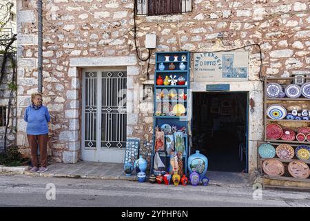 Farbenfrohe Outdoor-Töpferwaren, Töpferwaren, Souvenirladen im Dorf Pyrgos Dirou, Mani, Griechenland, Europa Stockfoto