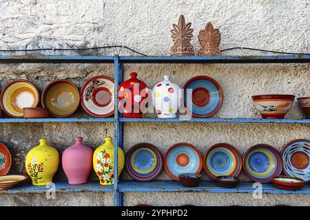 Farbenfrohe Keramik, Außenregal, Töpferwaren, Souvenirladen im Dorf Pyrgos Dirou, Mani, Griechenland, Europa Stockfoto