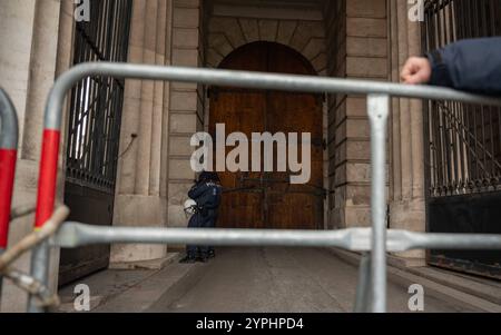 20241130 Demo Macht euch bereit WIEN, OESTERREICH - 30. NOVEMBER: TeilnehmerInnen der von der Polizei untersagte Gross-Demonstration bzw. Standkundgebung unter dem MOTTO -für unser Oesterreich - Nein zur Zuckerl-Koalition- und -für Frieden und Neutralitaet- als Reaktion unter anderem auf die juengsten politischen Ereignisse am Wiener Heldenplatz am 30. November 2024 in Wien, Oesterreich. 241130 SEPA 17 044 Copyright: XIsabellexOuvrardx SEPAxMedia Stockfoto