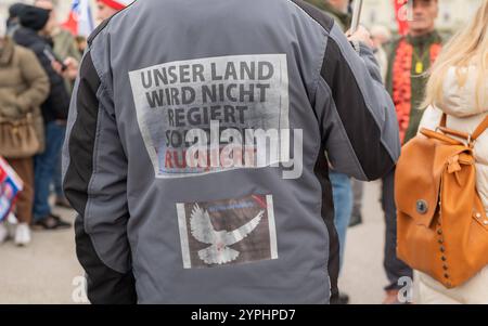 20241130 Demo Macht euch bereit WIEN, OESTERREICH - 30. NOVEMBER: TeilnehmerInnen der von der Polizei untersagte Gross-Demonstration bzw. Standkundgebung unter dem MOTTO -für unser Oesterreich - Nein zur Zuckerl-Koalition- und -für Frieden und Neutralitaet- als Reaktion unter anderem auf die juengsten politischen Ereignisse am Wiener Heldenplatz am 30. November 2024 in Wien, Oesterreich. 241130 SEPA 17 036 Copyright: XIsabellexOuvrardx SEPAxMedia Stockfoto