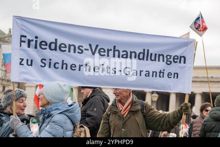 20241130 Demo Macht euch bereit WIEN, OESTERREICH - 30. NOVEMBER: TeilnehmerInnen der von der Polizei untersagte Gross-Demonstration bzw. Standkundgebung unter dem MOTTO -für unser Oesterreich - Nein zur Zuckerl-Koalition- und -für Frieden und Neutralitaet- als Reaktion unter anderem auf die juengsten politischen Ereignisse am Wiener Heldenplatz am 30. November 2024 in Wien, Oesterreich. 241130 SEPA 17 037 Copyright: XIsabellexOuvrardx SEPAxMedia Stockfoto