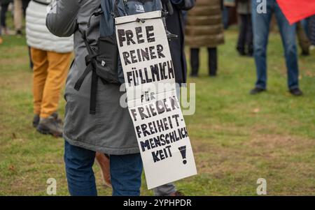 20241130 Demo Macht euch bereit WIEN, OESTERREICH - 30. NOVEMBER: TeilnehmerInnen der von der Polizei untersagte Gross-Demonstration bzw. Standkundgebung unter dem MOTTO -für unser Oesterreich - Nein zur Zuckerl-Koalition- und -für Frieden und Neutralitaet- als Reaktion unter anderem auf die juengsten politischen Ereignisse am Wiener Heldenplatz am 30. November 2024 in Wien, Oesterreich. 241130 SEPA 17 038 Copyright: XIsabellexOuvrardx SEPAxMedia Stockfoto