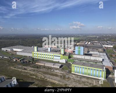 Die Outokumpu Nirosta GmbH (ehemals ThyssenKrupp Nirosta) mit Hauptsitz in Krefeld, Deutschland, stellt Flachprodukte aus Edelstahl her. Nirosta hat eine Biene Stockfoto