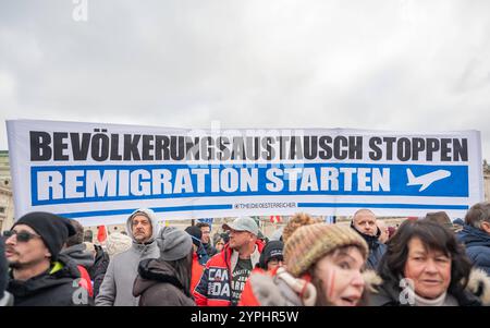 20241130 Demo Macht euch bereit WIEN, OESTERREICH - 30. NOVEMBER: TeilnehmerInnen der von der Polizei untersagte Gross-Demonstration bzw. Standkundgebung unter dem MOTTO -für unser Oesterreich - Nein zur Zuckerl-Koalition- und -für Frieden und Neutralitaet- als Reaktion unter anderem auf die juengsten politischen Ereignisse am Wiener Heldenplatz am 30. November 2024 in Wien, Oesterreich. 241130 SEPA 17 051 Copyright: XIsabellexOuvrardx SEPAxMedia Stockfoto