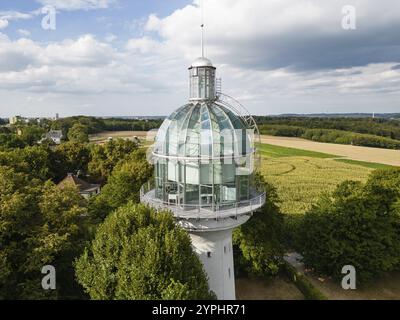 Der Leuchtturm in Solingen, Nordrhein-Westfalen, ist ein umgebauter ehemaliger Wasserturm. Es liegt im Stadtteil Graefrath in der Nähe des höchsten po Stockfoto