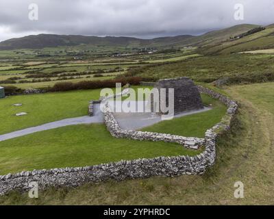 Gallarus Oratory aus der Vogelperspektive (Seipeilin Ghallarais), frühchristliche Kirche, Dingle Peninsula, County Kerry, Irland, Vereinigtes Königreich, Europa Stockfoto