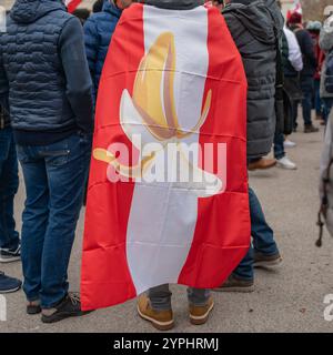 20241130 Demo Macht euch bereit WIEN, OESTERREICH - 30. NOVEMBER: TeilnehmerInnen der von der Polizei untersagte Gross-Demonstration bzw. Standkundgebung unter dem MOTTO -für unser Oesterreich - Nein zur Zuckerl-Koalition- und -für Frieden und Neutralitaet- als Reaktion unter anderem auf die juengsten politischen Ereignisse am Wiener Heldenplatz am 30. November 2024 in Wien, Oesterreich. 241130 SEPA 17 070 Copyright: XIsabellexOuvrardx SEPAxMedia Stockfoto