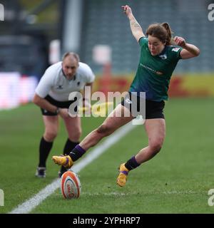 Twickenham, Großbritannien. November 2024 30. Grace White von Trailfinders Women versucht, den Ball während des Rugby-Spiels zwischen den Harlequins Women und Trailfinders Women am 30. November 2024 im Twickenham Stoop in Twickenham, England, im Spiel zu halten. Foto von Ken Sparks. Nur redaktionelle Verwendung, Lizenz für kommerzielle Nutzung erforderlich. Keine Verwendung bei Wetten, Spielen oder Publikationen eines einzelnen Clubs/einer Liga/eines Spielers. Quelle: UK Sports Pics Ltd/Alamy Live News Stockfoto