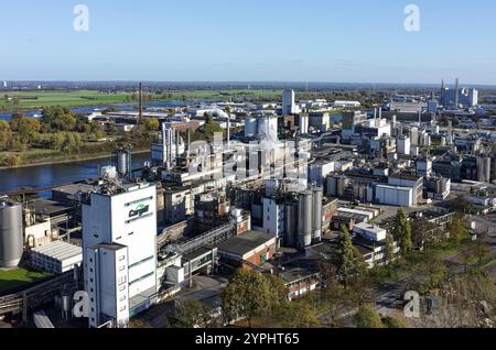 Maisstärkefabrik in einem Hafen am Rhein, in Nordrhein-Westfalen Stockfoto