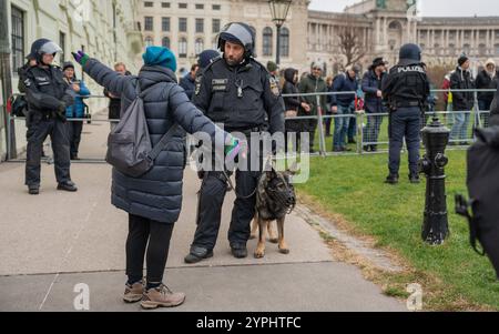 20241130 Demo Macht euch bereit WIEN, OESTERREICH - 30. NOVEMBER: TeilnehmerInnen der von der Polizei untersagte Gross-Demonstration bzw. Standkundgebung unter dem MOTTO -für unser Oesterreich - Nein zur Zuckerl-Koalition- und -für Frieden und Neutralitaet- als Reaktion unter anderem auf die juengsten politischen Ereignisse am Wiener Heldenplatz am 30. November 2024 in Wien, Oesterreich. 241130 SEPA 17 101 Copyright: XIsabellexOuvrardx SEPAxMedia Stockfoto