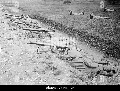 Portugiesisches Training mit Lewis Guns. Portugiesische Truppen bei Lewis Maschinengewehrfeuer an der Infanterie-Ausbildungsschule Marthes, Frankreich, 23. Juni 1917 während des Ersten Weltkriegs Stockfoto