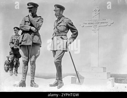 König George V. auf Butte de Warlancourt, Warlencourt, König George V. mit General Sir Julian Byng, Kommandeur der Dritten Armee im 6. Bataillon, Durham Light Infantry Memorial, Butte de Warlencourt, Le SARS, Frankreich, 1. Weltkrieg, 1917. Stockfoto